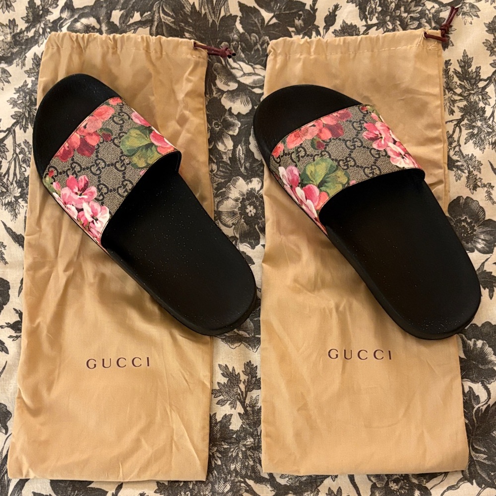 Gucci Bloom Pool Slides Size 8 US